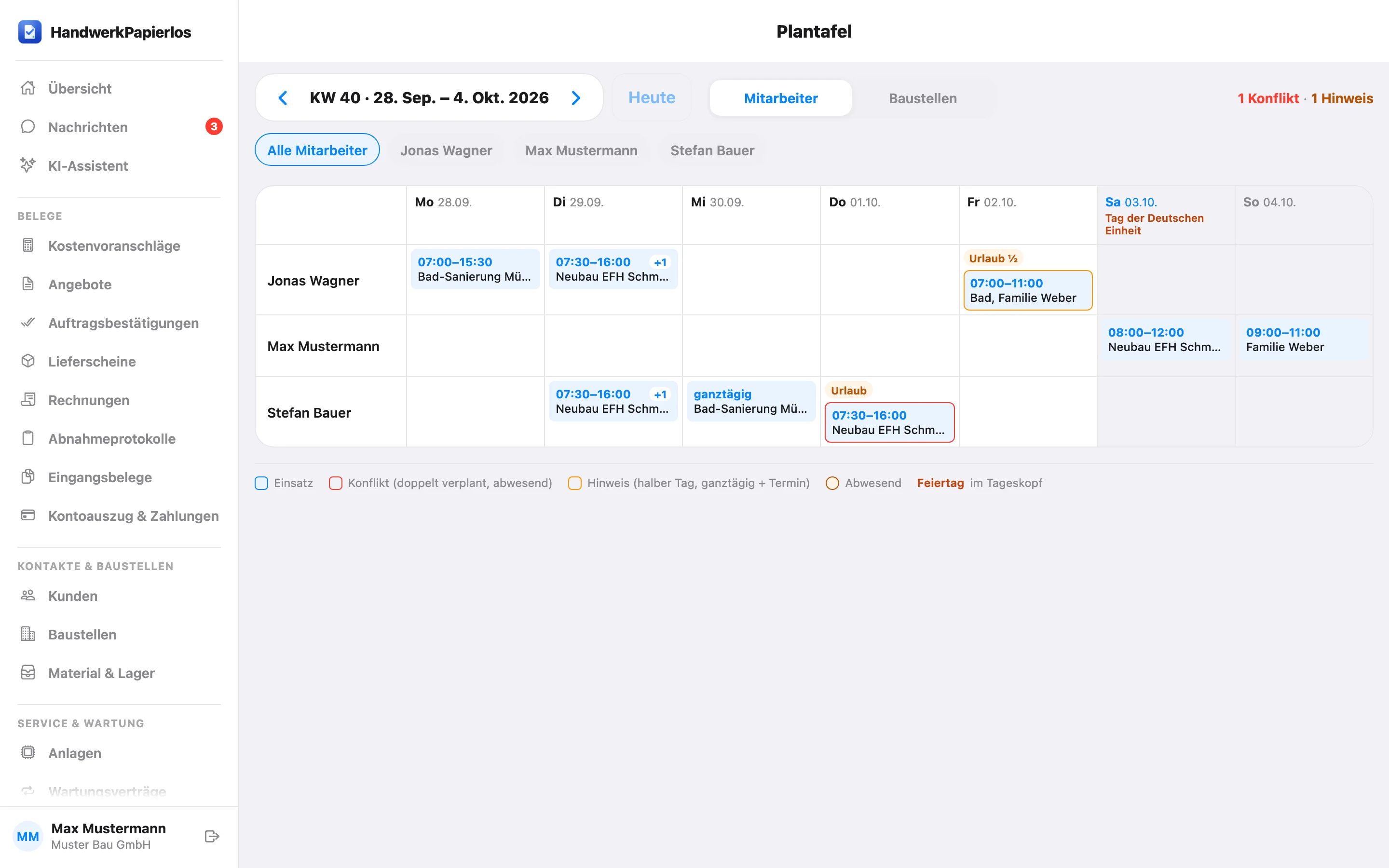 Echter Screen der App im Browser (Beispieldaten): die Plantafel einer Woche mit drei Mitarbeitern, ihren Einsätzen, Urlaub, einem gemeldeten Konflikt und dem Feiertag, links die Seitenleiste mit allen Bereichen der App.