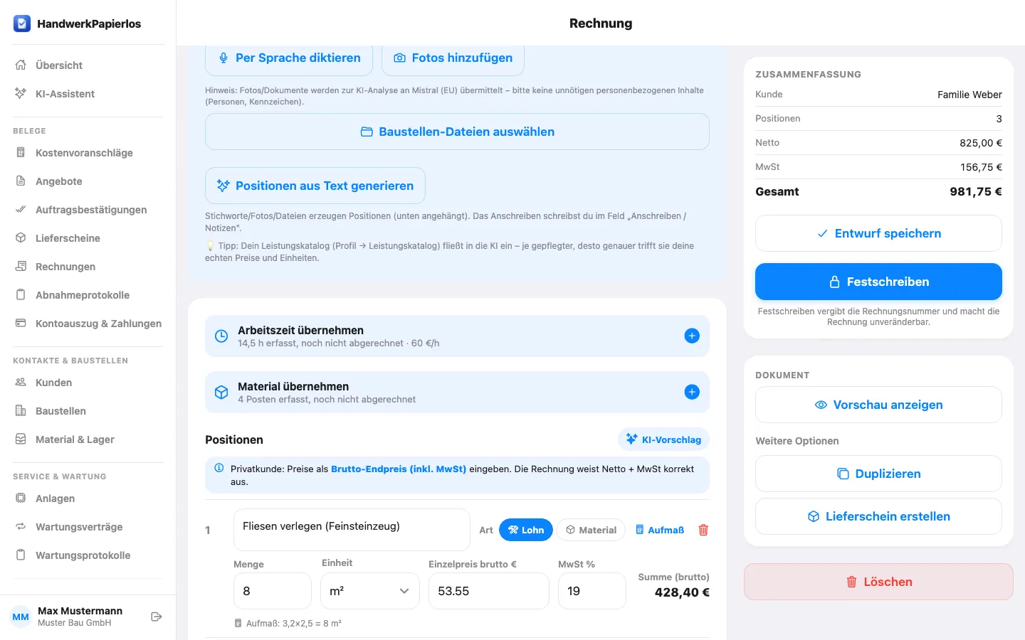 Echter Web-Screen mit Beispieldaten: der Rechnungsentwurf für Familie Weber im Browser mit „Arbeitszeit übernehmen – 14,5 h erfasst, noch nicht abgerechnet“ und der Position mit Aufmaß 3,2 × 2,5 = 8 m²