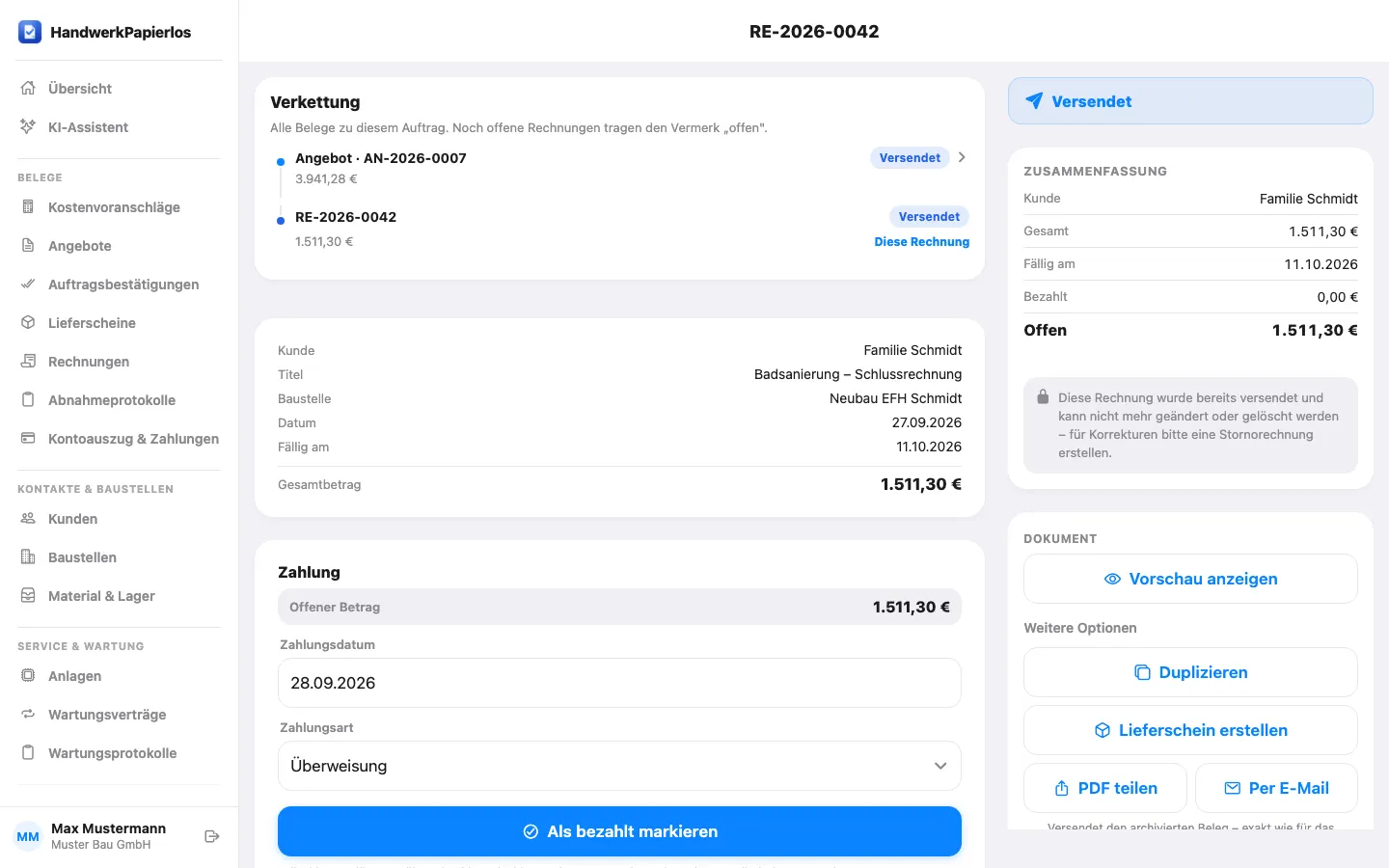 Echter Screen der App im Browser: die gestellte Rechnung RE-2026-0042 mit Verkettung zum Angebot, Zusammenfassung und dem Hinweis, dass die versendete Rechnung nicht mehr geändert oder gelöscht werden kann und Korrekturen per Stornorechnung laufen (Beispieldaten).